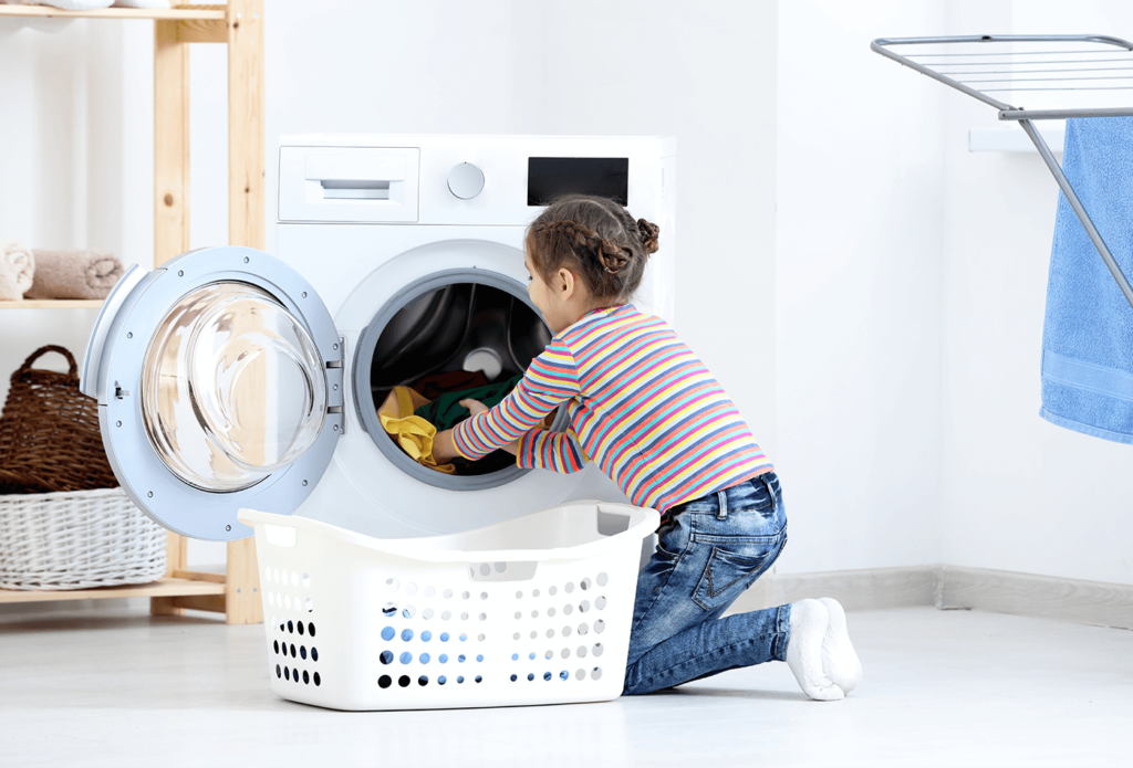Hija usando la lavadora para lavar ropa