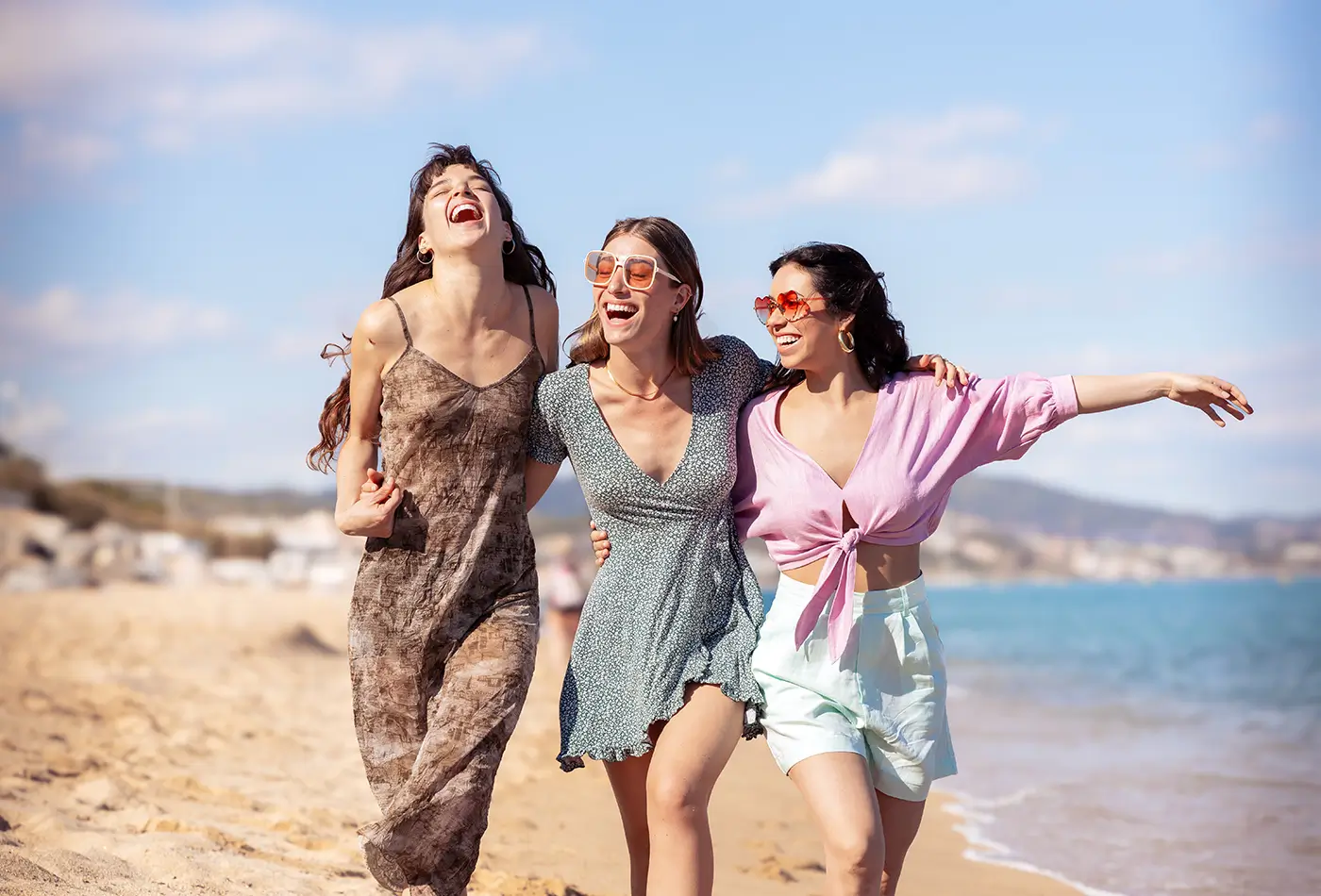 amigas disfrutando en la playa