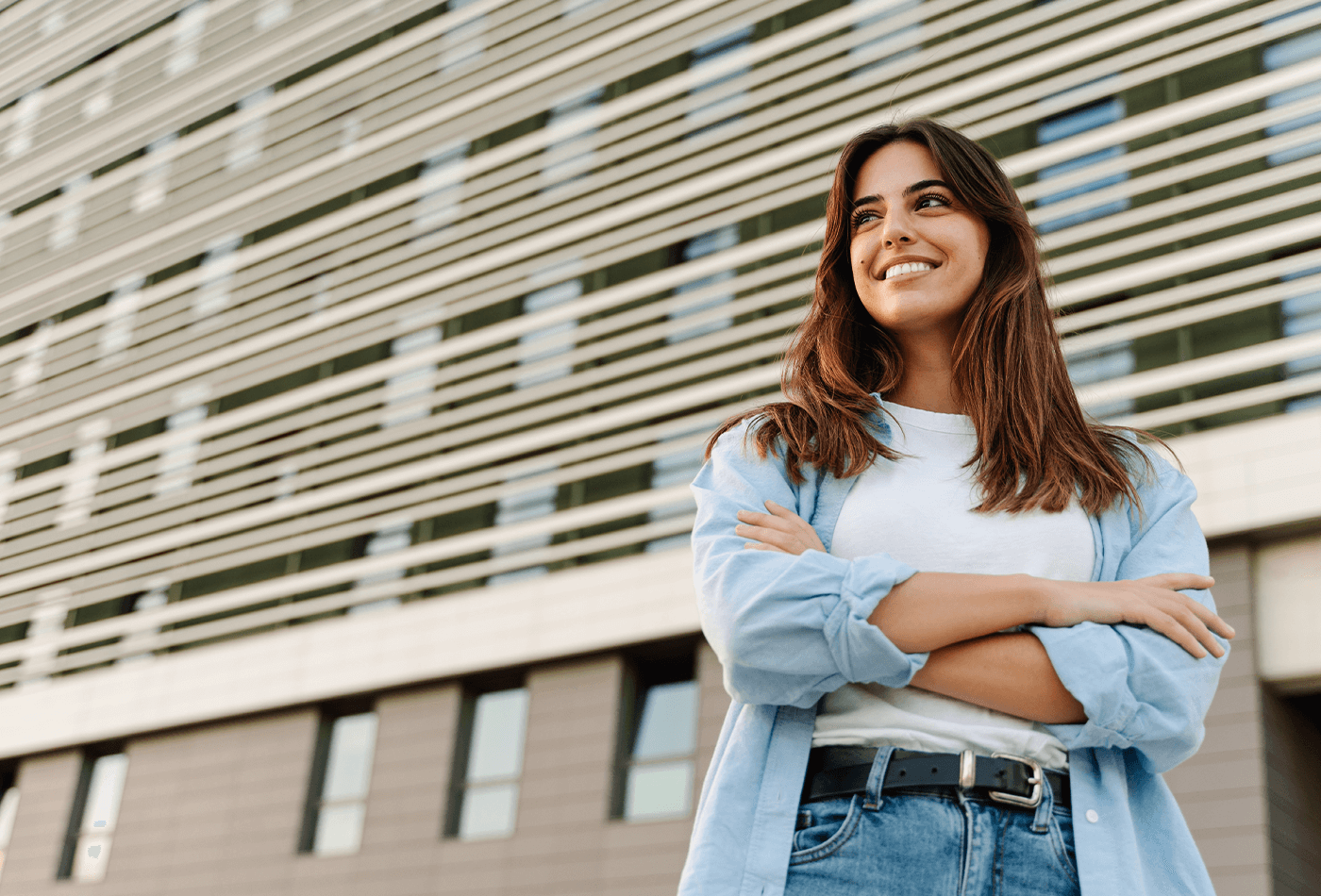 chica recién graduada con seguro de vida